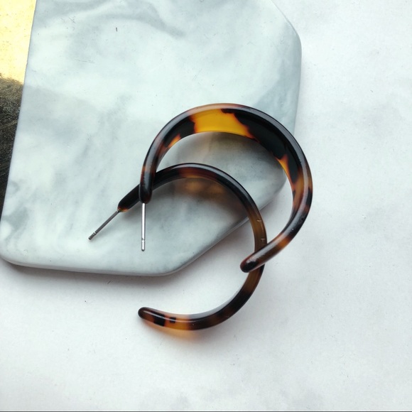 UO Style Brown Tortoise Resin Hoop Earrings - Picture 2 of 5
